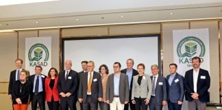 The recent meeting of KASAD, the Turkish association for the carton packaging industry, was an opportunity for the joint team of Koenig & Bauer and Koenig & Bauer Duran to introduce itself to the country’s packaging branch. Koenig & Bauer Sheetfed sales director Dietmar Heyduck (3rd from right) announced the transfer of sales activities to Koenig & Bauer Duran