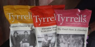 Tyrrells potato chips pack design adds some ironical images (in the basic line), some illustrations similar to the ones shown in botanical catalogues (in the natural line)