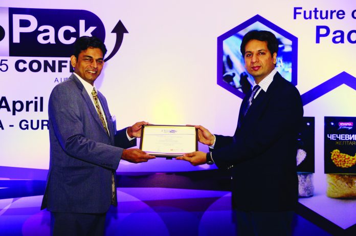 L – R: Quateel Ahmed, chief marketing officer of ACG Worldwide, presenting a memento to Gyan Talwar of Hindustan Coca Cola Beverages at InnoPack F&B Confex 2015