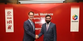 Dirk Weissenfeldt, vice president, Business Unit Flexible Packaging EMEA at Siegwerk (left) and Aamir Hirani, founder of Rotopack (right) during the signing ceremony