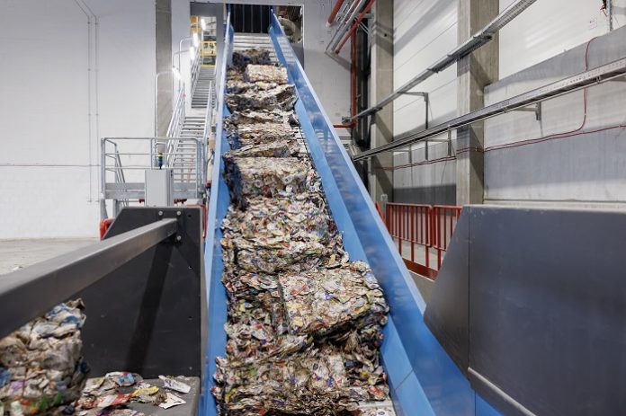 Baled-cartons-reach-the-repulping-line_2 Stora Enso