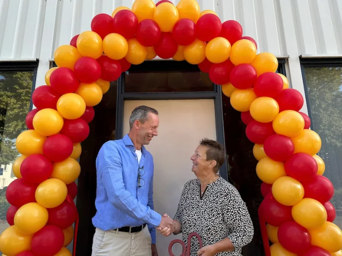 Thijs Smudde, director Apex-PNH and Marian Waterschoot, managing director of Apex Embossing BV.