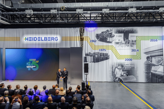 Jürgen Otto (right), CEO of Heidelberg, and David Schmedding (left), Chief Technology & sales officer at Heidelberg, officially open the Home of Print at a ceremony attended by numerous guests from all over the world. Heidelberg