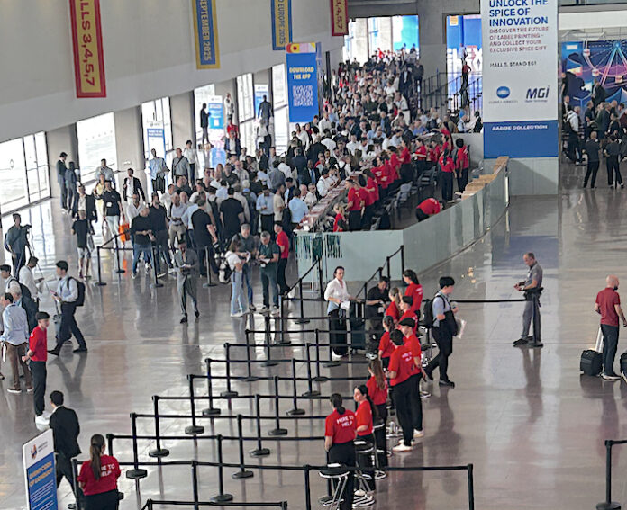 Crowds waiting for the Labelexpo Barcelona to open on the morning of 16 September 2025 Photo PSA