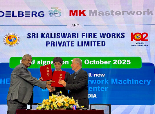 (L–R) AP Selvarajan, managing director of Sri Kaliswari Fireworks, and Thomas Frank, managing director of Heidelberg Asia Pacific, exchange the MOU at the MK Masterwork headquarters in Tianjin, China               Photo Heidelberg