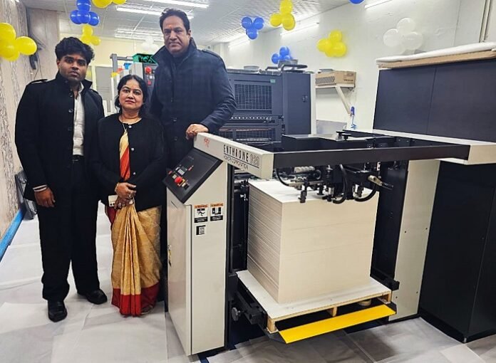(L to R) Mr. Sanchit Gupta, Mrs. Renu Gupta, and Mr. Anupam Gupta with KOMORI Enthrone G29 Shri Krishna Graphics
