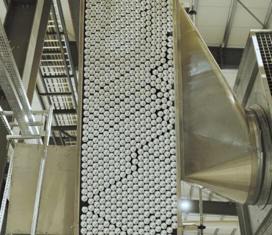 Henkel Adhesive Technologies will be presenting its latest solutions for efficient, safe, and sustainable metal packaging at Metpack 2026. Its focus will be on digital equipment and service concepts for greater line performance, new sealants for beverage and food cans, and technologies for resource-efficient surface treatment. (Photo: Henkel)