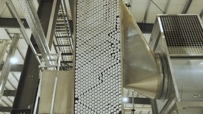 Henkel Adhesive Technologies will be presenting its latest solutions for efficient, safe, and sustainable metal packaging at Metpack 2026. Its focus will be on digital equipment and service concepts for greater line performance, new sealants for beverage and food cans, and technologies for resource-efficient surface treatment. (Photo: Henkel)