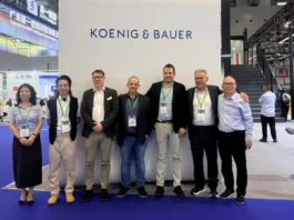 Joint trade fair appearance at SinoCorrugated 2026 in Shenzhen, China: (from left to right) Jenny Chen, Deputy General Manager at Guangdong Keshenglong Hi-Tech Group, Hogan He, Managing Director of Guangdong Keshenglong Hi-Tech Group, Martin Hempel, Sales Manager Corrugated at Koenig & Bauer Celmacch, Bastian Deppisch, Product Manager Corrugated at Koenig & Bauer Celmacch, Luca Celotti, Managing Director at Koenig & Bauer Celmacch, Rodolfo Celotti, Managing Director at Koenig & Bauer Celmacch, Guosheng He, Chairman of Board at Guangdong Keshenglong Hi-Tech Group