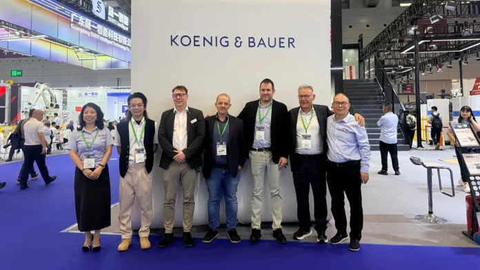 Joint trade fair appearance at SinoCorrugated 2026 in Shenzhen, China: (from left to right) Jenny Chen, Deputy General Manager at Guangdong Keshenglong Hi-Tech Group, Hogan He, Managing Director of Guangdong Keshenglong Hi-Tech Group, Martin Hempel, Sales Manager Corrugated at Koenig & Bauer Celmacch, Bastian Deppisch, Product Manager Corrugated at Koenig & Bauer Celmacch, Luca Celotti, Managing Director at Koenig & Bauer Celmacch, Rodolfo Celotti, Managing Director at Koenig & Bauer Celmacch, Guosheng He, Chairman of Board at Guangdong Keshenglong Hi-Tech Group