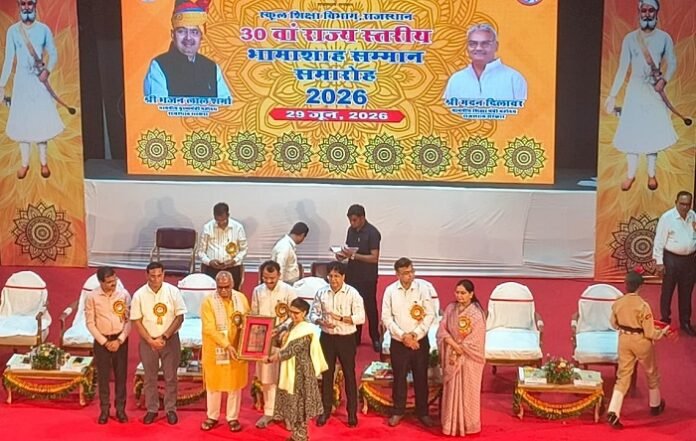 Anita Singh, who oversees CSR for Siegwerk India, receiving the Bhamashah Award on behalf of Siegwerk India Siegwerk