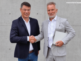 Dr.-Ing. Joachim Brenk, Chairman of the Possehl Group (right) and Franz Kriechbaum, CEO of the manroland Goss Group (left)