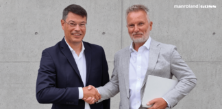 Dr.-Ing. Joachim Brenk, Chairman of the Possehl Group (right) and Franz Kriechbaum, CEO of the manroland Goss Group (left)